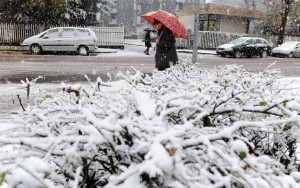 Una persona cammina sotto la neve questa mattina in una strada di Milano, 26 Novembre 2010. ANSA/DANIEL DAL ZENNARO