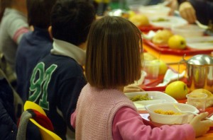 REFEZIONE SCOLASTICA NELLA SCUOLA ELEMENTARE, BAMBINI SI SERVONO DA SOLI, SELF SERVICE, MENSA SCOLASTICA, SERVITA DALLA DITTA MILANO RISTORAZIONE - MENSA ATT QUERZE  - fotografo: FOTOGRAMMA