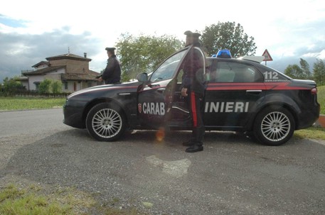 Carabinieri: gazzella dei militari della compagnia di Cles durante controlli nelle Valli del Noce, in Trentino