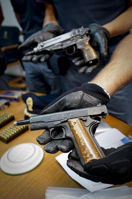 Le armi , tra le quali una pistola mitragliatrice "Skorpion" con 35 proiettili, sequestrate dalla  Polizia di Stato nel rione Traiano a Napoli teatro negli ultimi giorni di numerosi atti intimidatori tra due clan di camorra con numerosi proiettili sparati all'indirizzo delle case degli affliati, 9 settembre 2015. ANSA / CIRO FUSCO