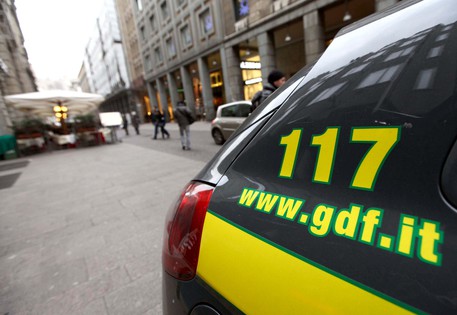 I militari del comando provinciale della Guardia di Finanza effettuano controlli 'anti-evasione' in ristoranti, bar e negozi in corso Vittorio Emanuele a Milano, in una foto d'archivio. ANSA/MASCOLO-PORTA