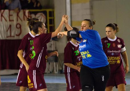 Un momento della gara tra le formazioni dello Sporting Locri e della Lazio in occasione nell'11/ma giornata del campionato di calcio femminile a cinque di serie A Elite, Locri (Regio Calabria), 10 Gennaio 2016. ANSA/ MARCO COSTANTINI