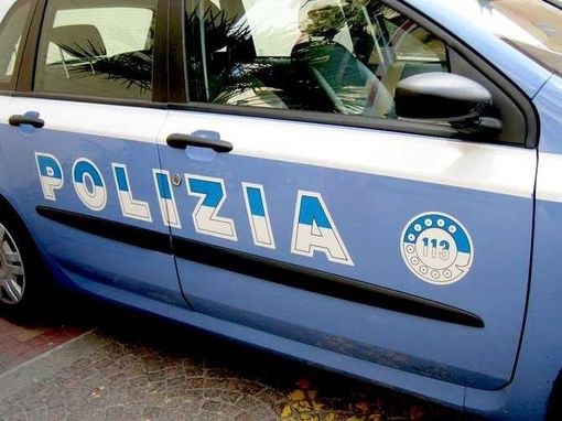 Polizia_auto_1-sbarchi-290-migranti