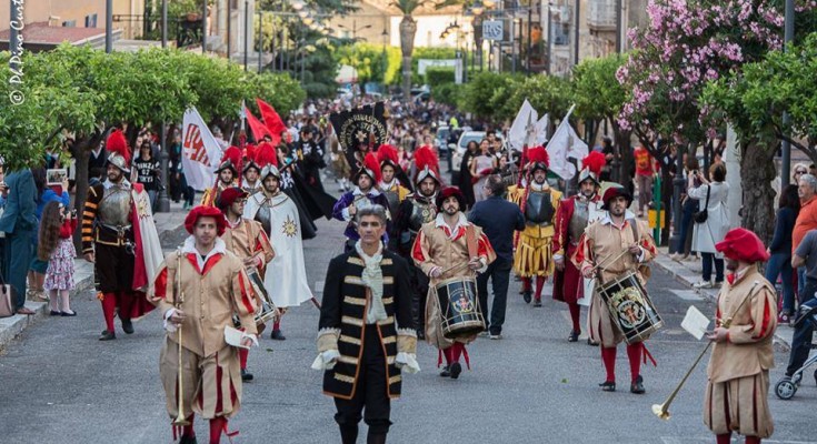 corteo-storico-2015-salita-comune-735x400