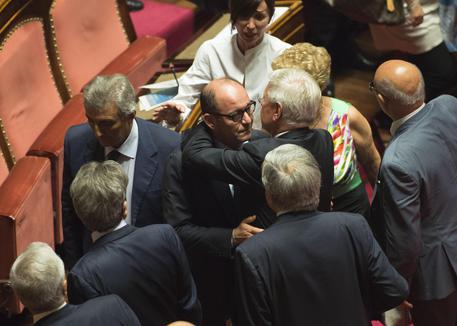 Antonio Stefano Caridi abbandona l'aula dopo il risultato del voto alla domanda di autorizzazione all'esecuzione dell'ordinanza di custodia cautelare in carcere emessa dal gip nei suoi confronti, nell'ambito di un procedimento penale per associazione mafiosa, Roma, 4 agosto 2016. ANSA/GIORGIO ONORATI