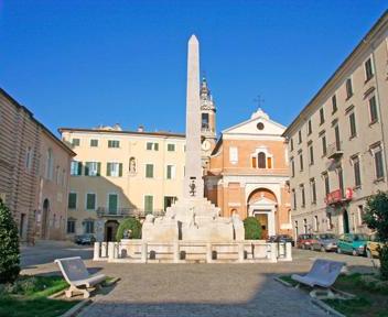 La fontana di piazza Federico II a Jesi (foto Alamy/Milestone Media)