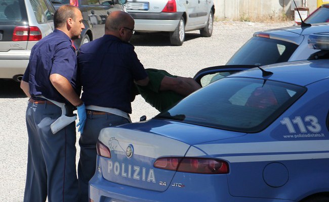 polizia-arresto-della-volante-650x458