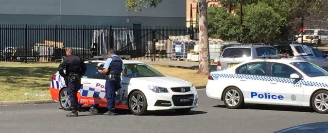 (160307) -- SYDNEY, March 7, 2016 (Xinhua) -- Policemen are seen near the scene of the shooting incident on the outskirts of Sydney, Australia, March 7, 2016. A man was killed and two others were injured and taken to a hospital following a shooting at a signage business in Sydney's outskirts, Australian police said on Monday.  (Xinhua/Zhu Hongye)