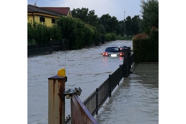 Violento nubifragio in Calabria nella fascia Jonica di Catanzaro: case e  auto sott'acqua, – Eco della Locride