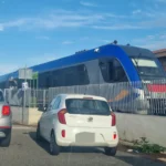 Treno regionale bloccato a Roccella Jonica: auto intrappolata sui binari causa disagi alla circolazione