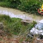 Brutto incidente sulla SS106: auto esce fuori strada e finisce in un canalone, conducente trasportato in ospedale