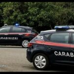 Scene da film a Villa: folle inseguimento, si schiantano contro auto in sosta