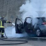 Crotone. Auto va a fuoco mentre è in viaggio sulla 106, conducente si salva