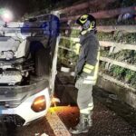 Ss 280. Perde il controllo, sbatte al guardrail e si ribalta: solo paura